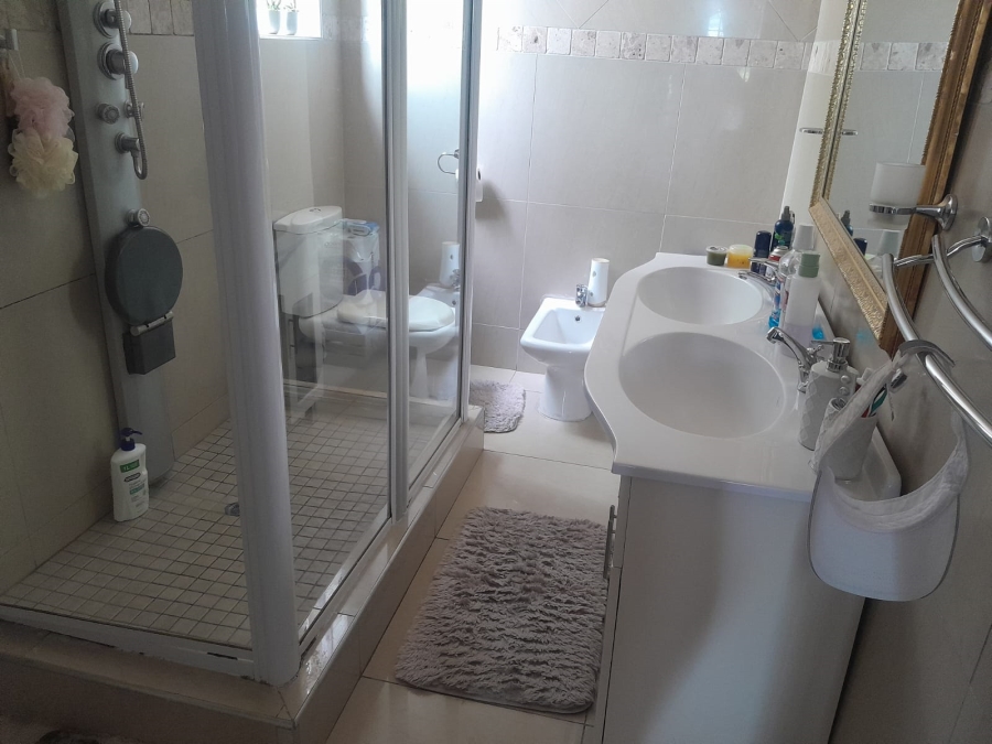 6 Bedroom Property for Sale in Safari Gardens North West